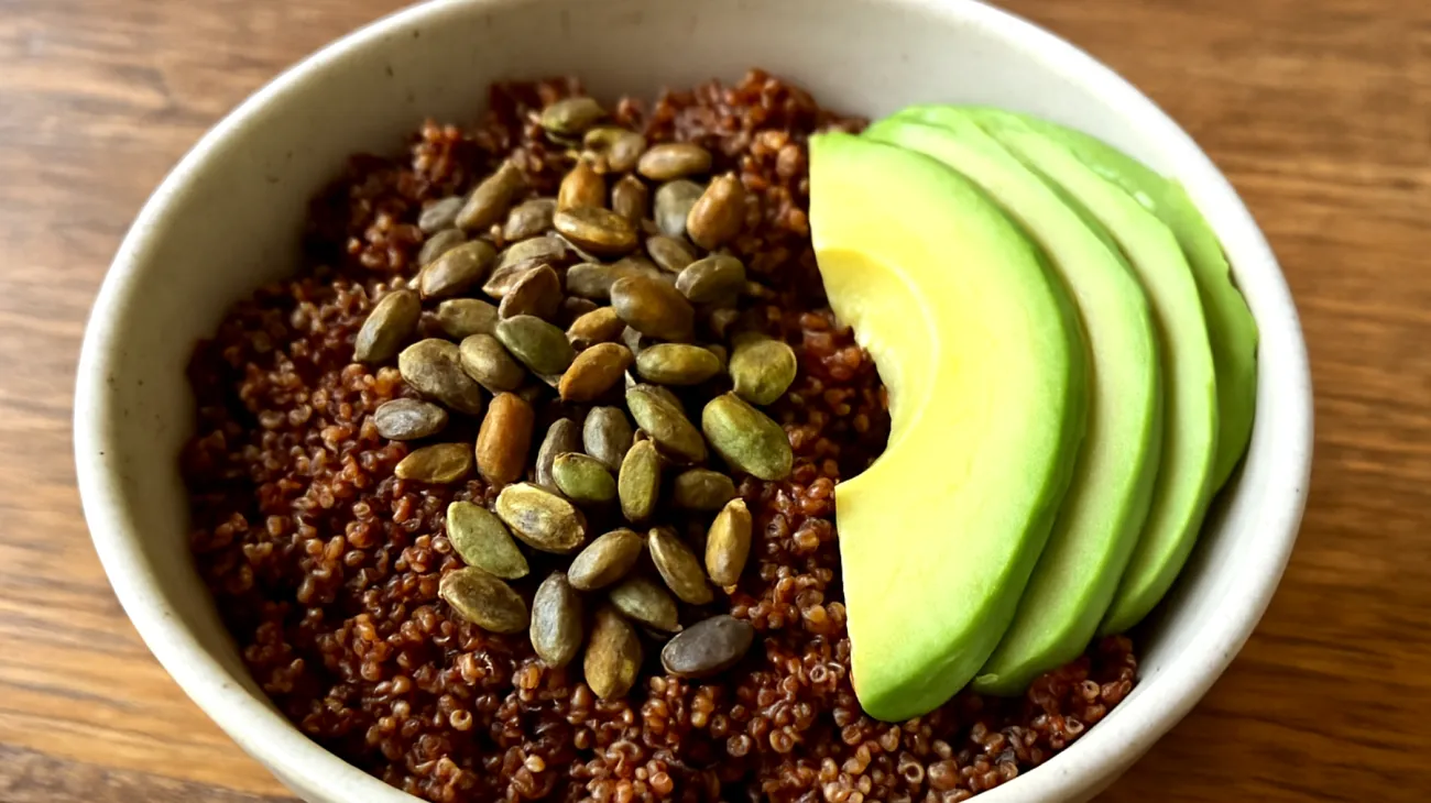 Bowl di quinoa rossa con semi di zucca tostati e avocado"