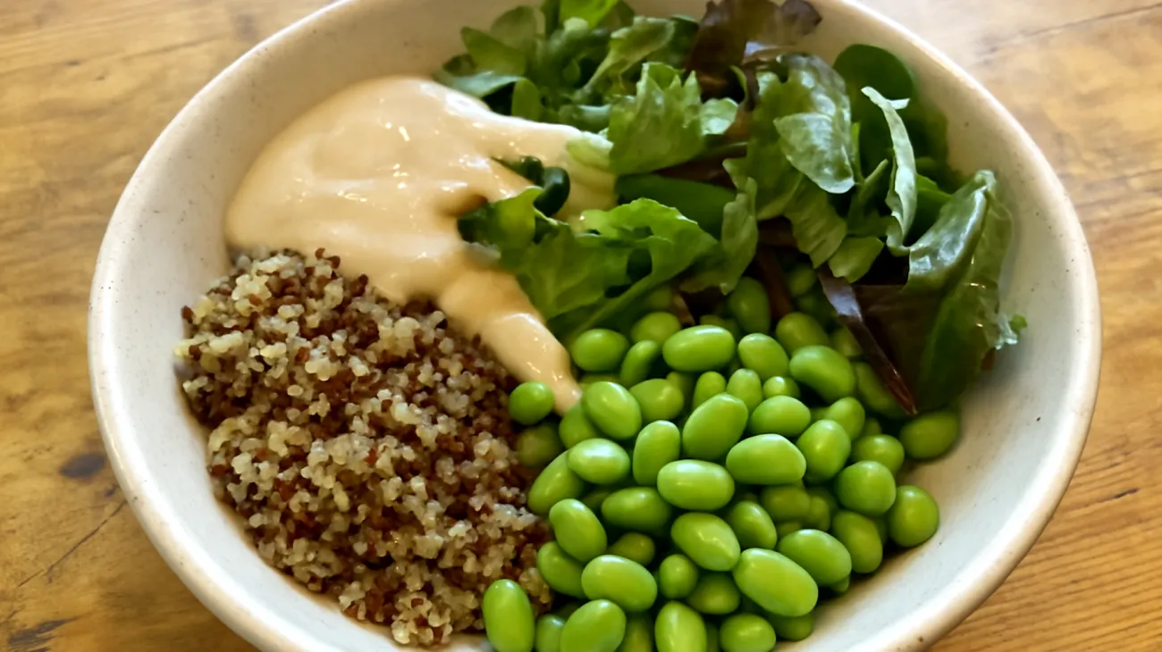 Buddha bowl con quinoa, edamame e tahina"