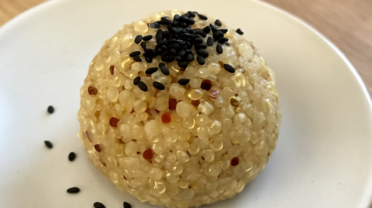 Onigiri con quinoa e semi di sesamo nero"