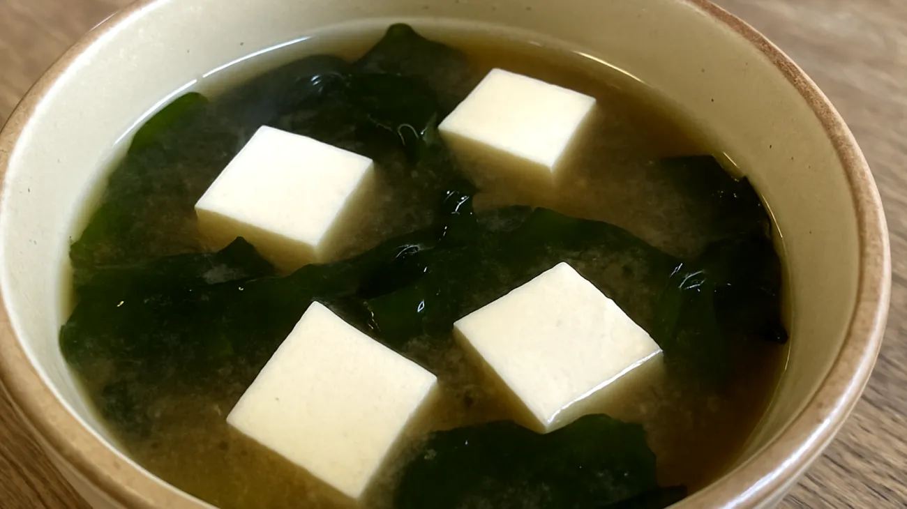 Zuppa di miso con alghe wakame e tofu"